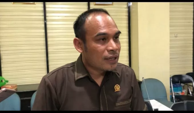 MENJELASKAN: Syairi Muhklis Ketua DPRD Kotabaru saat menjelaskan akan memanggil Dinas PUPR Kotabaru.
