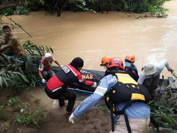 Tim SAR saat mengevakuasi korban dari irigasi di Desa Mekarsari Kecamatan Simpang Empat Tanah Bumbu, Sabtu (14/5)