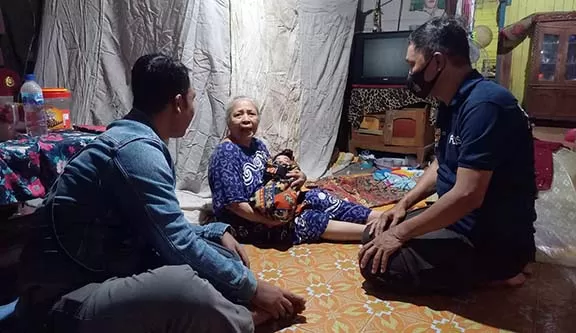 RUMAH KASMINAH: Jajaran Polsek Batu Benawa saat mengunjungi rumah nenek Kasminah (69). |FOTO: POLRES HST FOR RADAR BANJARMASIN