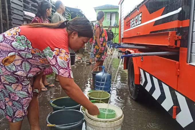 KRISIS AIR: Air bersih ini diambil dari hidran di Jalan Bali, diantarkan relawan BPK swakarsa ke Jalan PM Noor. | FOTO: WAHYU RAMADHAN/RADAR BANJARMASIN