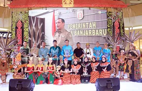 SIMBOL KEBERAGAMAN: Wali Kota Banjarbaru, Aditya Mufti Ariffin hadir langsung dalam penutupan Pagelaran Seni Budaya Dayak Borneo 3 di Q Mall Banjarbaru.