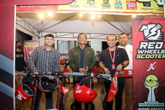 BARU: Bupati Tala HM Sukamta meluncurkan skuter listrik kawasan nol kilometer di RTP Taman Pasar Lawas Pelaihari.