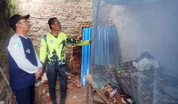 KUNJUNGI: Bupati Tala HM Sukamta melihat langsung kondisi rumah warga yang kurang mampu di Desa Batalang.
