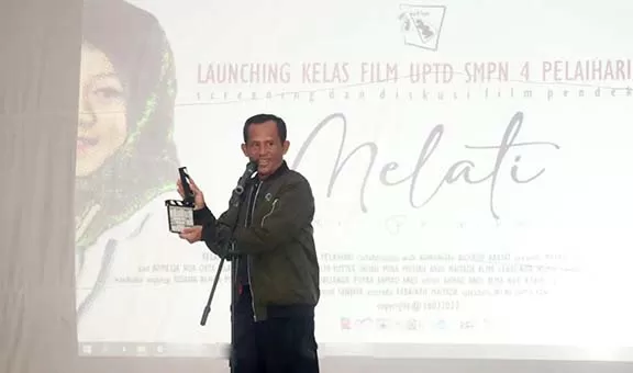 PERDANA: Bupati Tala HM Sukamta meluncurkan Kelas Film UPTD SMPN 4 Pelaihari sekaligus nonton bersama film pendek Melati Dari Pelaihari di Taman Pasar Lawas.