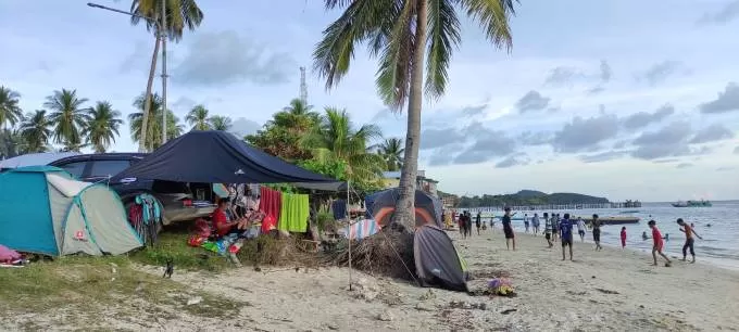 PULIH: Suasana di pesisir Teluk Temiang, dua tahun sempat sepi, tahun ini kembali ramai dan membuat ekonomi warga lokal mengalami perbaikan.