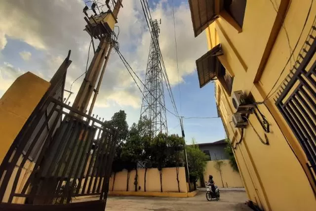 MENJULANG: Selama ini, ternyata tak pernah ada kontribusi untuk kas daerah dari maraknya menara telekomunikasi (BTS) di Banjarmasin. | FOTO: WAHYU RAMADHAN/RADAR BANJARMASIN