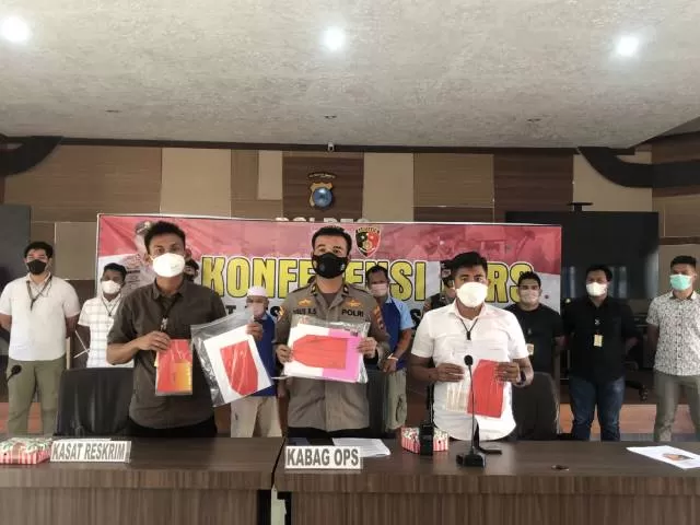 TERBONGKAR: Kabag Ops Polres Kotabaru Kompol Agus Rusdi Sukandar, didampingi Kasat Reskrim AKP Abdul Jalil dan KBO Ipda Kity Tokan, menjelaskan kasus koperasi sawit.