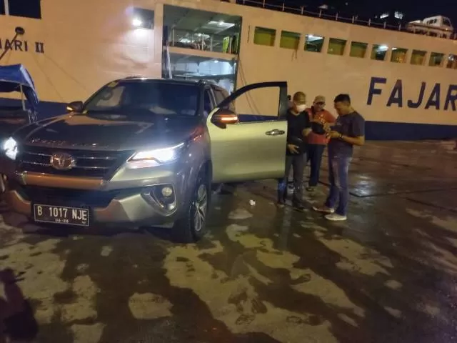 PENYELUNDUPAN: Mobil Fortuner yang dicegat anggota Polsek KPL saat diturunkan di Pelabuhan Trisakti.