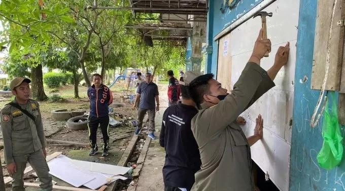 TERTIBKAN: Kasat Pol PP dan Damkar Tapin Mahyudin mengomando penertiban bangunan di Taman Basimban yang dijadikan tempat tinggal anak punk. | Foto by Satpol PP dan Damkar Tapin for Radar Banjarmasin.