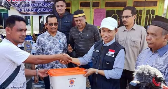 PEDULI: Sekda Pemkab Tanbu Ambo Sakka menyerahkan bantuan kepada korban kebakaran di Kecamatan Simpang Empat.
