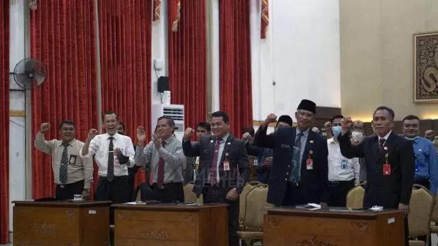 SINERGITAS: Wali Kota Banjarbaru, Aditya Mufti Ariffin langsung menerima sertifikat tanah dari BPN Kota Banjarbaru sekaligus memimpin rakor SKPD bulanan