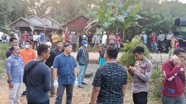 HEBOH: Polisi saat olah TKP di Saring Sungai Bubu Kecamatan Kusan Tengah