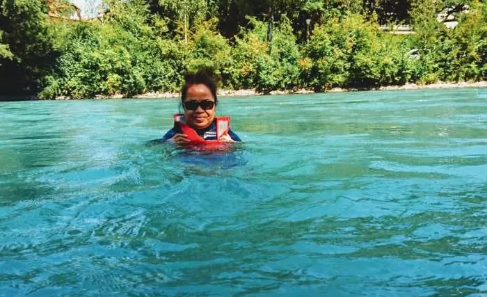TINGGAL DI SWISS: Farida berenang di Aare. Sungai yang ramai dibincangkan setelah tragedi yang menimpa Eril, putra Gubernur Jabar Ridwan Kamil. Foto: SITI FARIDA