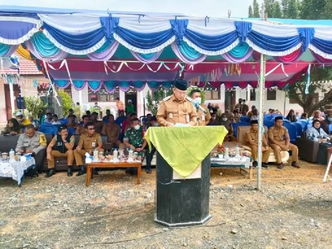 SILATURAHMI: Wabup Tanbu Muh Rusli menyampaikan sambutan saat membuka Porseni di Kecamatan Mantewe, Selasa (7/6) pagi.