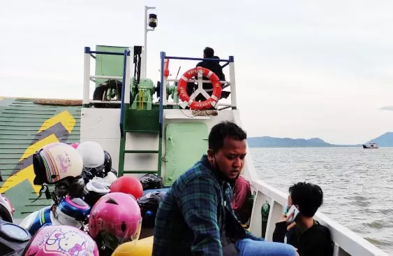 NAIK FERI: Penumpang kapal feri penyeberangan dari Batulicin ke Tanjung Serdang mengeluhkan kenaikan tarif. Foto: ZAYLAN ABDI/RADAR BANJARMASIN