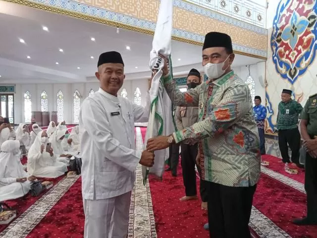 SEMOGA MABRUR: Bupati Tanbu HM Zairullah Azhar (kanan) melepas keberangkatan jemaah calon haji, Kamis (9/6).
