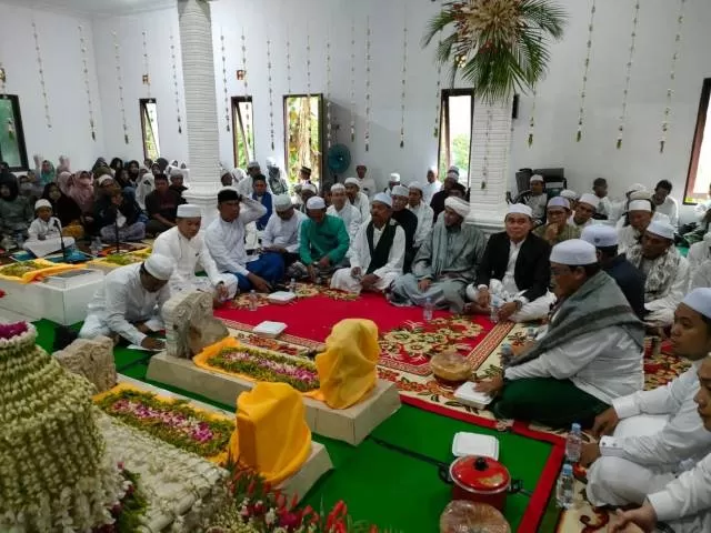 ANTUSIAS: Bupati Tanbu HM Zairullah Azhar menghadiri haul Habib Mancung di Desa Pacakan, Kecamatan Kusan Hulu.
