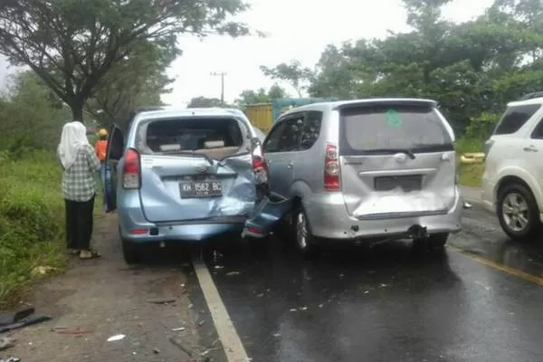 RUSAK: Kondisi mobil yang terlibat kecelakaan beruntun di Desa Gunung Raja, Kecamatan Tambang Ulang, Tanah Laut, Rabu (22/6) siang. (Foto: R2T For Radar Banjarmasin)