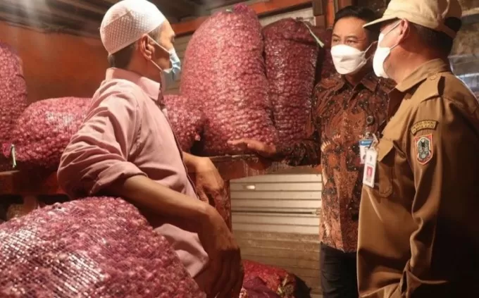 CEK STOK: Kepala Dinas Perdagangan Kalsel, Birhasani mengecek stok bawang merah di Pasar Harum Manis.
