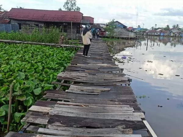 PRIORITAS: Titian Murung Selong di Kelurahan Sungai Lulut perlu diperbaiki karena mulai reot.