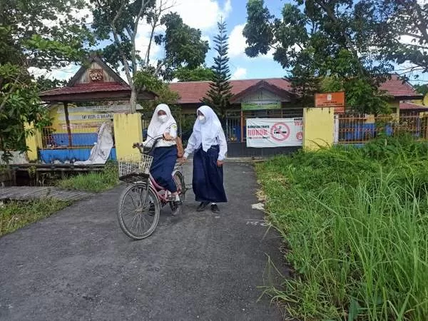 NON PRESTASI: Wali siswa mendaftarkan anaknya di SMP Negeri 32 Banjarmasin .