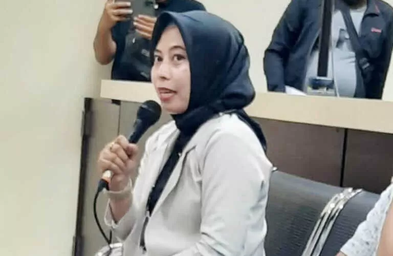 SAKSI: Dwi Septiyani memberikan kesaksian di Pengadilan Tipikor Banjarmasin, (20/6) malam. FOTO: IST