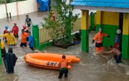 EVAKUASI: Relawan dan BPBD Kotabaru saat melakukan evakuasi siswa SDN 2 Semayap.