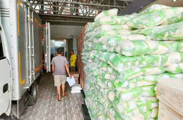 MELIMPAH: Stok gula pasir di gudang distributor cukup untuk beberapa bulan ke depan, sehingga harganya juga stabil.