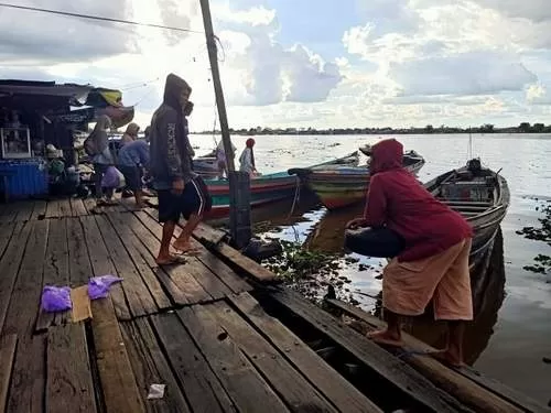 MASIH DIGUNAKAN: Dengan kondisi memprihatinkan, dermaga Pasar Marabahan masih digunakan warga dan nakhoda kelotok.