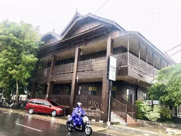 TAK LAZIM: Rumah Anno 1925 yang berada di Siring Pierre Tendean, Banjarmasin Tengah. FOTO: TIA LALITA NOVITRI/RADAR BANJARMASIN