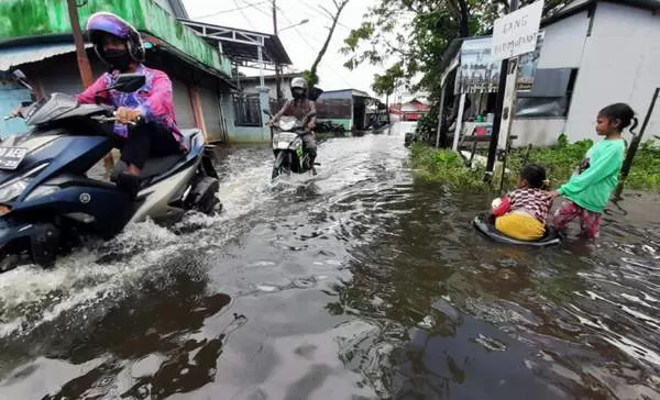 PASANG: Banjir rob yang melanda Banjarmasin, beberapa waktu lalu. Fenomena ini tak berdampak terhadap lahan pertanian di kota ini. | FOTO: WAHYU RAMADHAN/RADAR BANJARMASIN