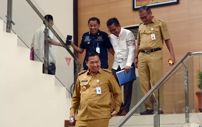 TARIF NAIK: Wali Kota Banjarmasin Ibnu Sina, diiringi direksi PTM Bandarmasih, menuruni tangga usai gelar RUPS perdana, Selasa (28/6) siang.