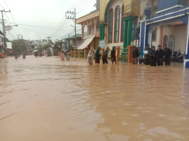 PERLU DANA BESAR: Banjir di Cempaka, kemarin. Pemko Banjarbaru mengusulkan anggaran Rp8,5 miliar untuk penanganan banjir tahun depan. Salah satunya pembangunan embung di Gunung Kupang untuk menangani banjir di Cempaka. FOTO: SUTRISNO/RADAR BANJARMASIN