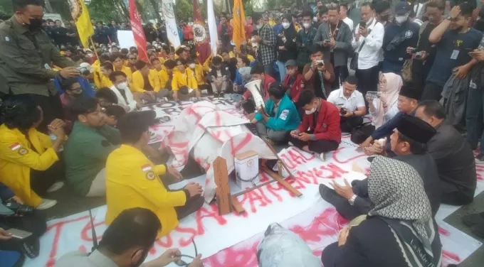 DI DEPAN KERANDA: Mahasiswa dan anggota DPRD berdialog dengan duduk lesehan di Jalan Lambung Mangkurat. FOTO: ENDANK/RADAR BANJARMASIN