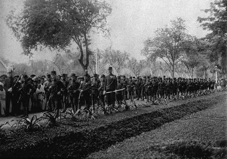 MASA LALU: Parade serdadu KNIL di Kandangan pada tahun 1924 ketika menyambut Mr Dirk Fock.