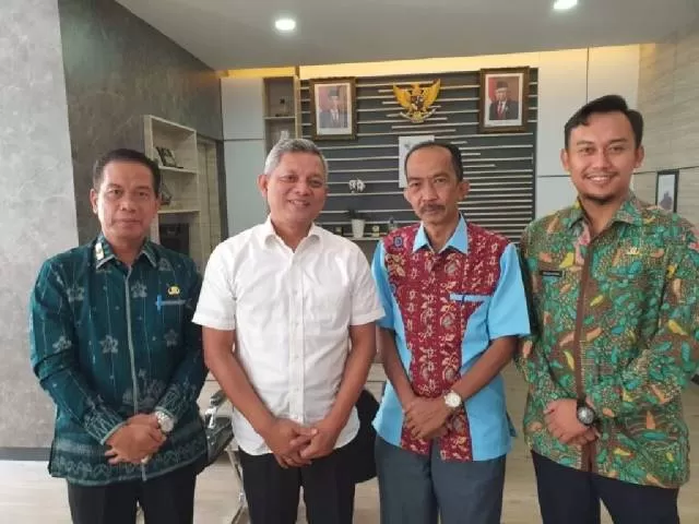 INSTALASI: Kadis DKUMP2 Tanbu Denny Harianto (kiri) saat ingin menemui Direktur Metrologi Kementerian Perdagangan di Bandung, Jawa Barat.