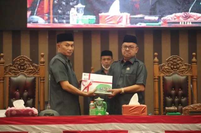 ANGGARAN: Sekda Pemkab Tanbu Ambo Sakka (kiri) menyerahkan RAPBD 2022 kepada Ketua DPRD Supiansyah pada rapat paripurna, Senin (25/7).