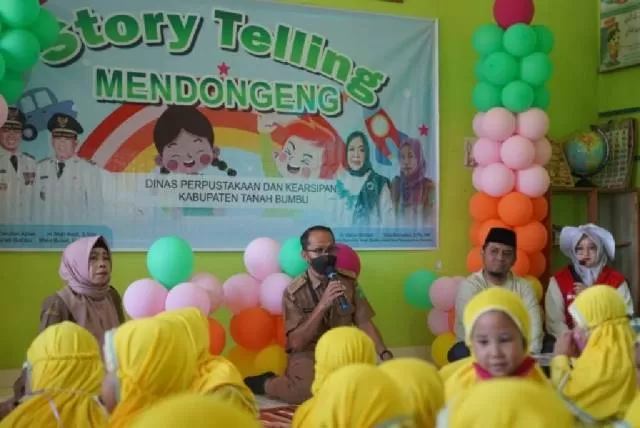 RUTIN: Dispersip Tanah Bumbu menggelar story telling di Kecamatan Kusan Hilir untuk menumbuhkan minat baca anak-anak.