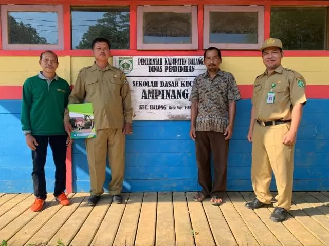 PENINJAUAN : Sekretaris Dinas Pendidikan dan Kebudayaan (Disdikbud) Balangan, Abdul Basyid (kanan) saat mengunjungi SDK Ampinang. : FOTO MC FOR RADAR BANJARMASIN.
