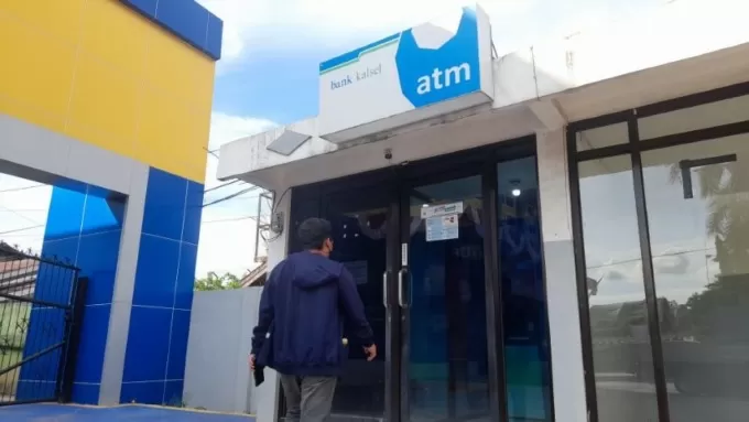 DITUTUP: ATM Bank Kalsel di Jalan Sutoyo S. Di sini polisi mendeteksi alat semacam router
