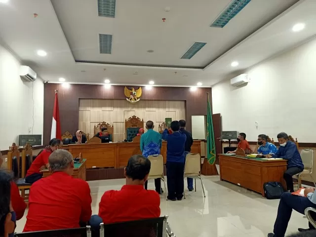 FOTO:AHMAD MUBARAK/RADAR BANJARMASIN SENGKETA: Dua saksi disumpah sebelum memberikan kesaksian di Pengadilan Negeri Marabahan, Kabupaten Barito Kuala, kemarin (10/8).