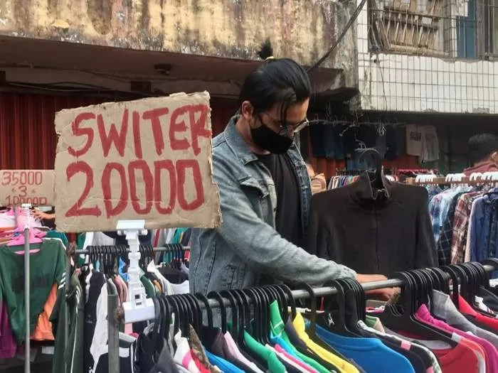 MENGASYIKAN: Warga memilah pakaian bekas impor di kawasan Pasar Pagi, di Jalan RE Martadinata. FOTO : TIA LALITA/RADAR BANJARMASIN