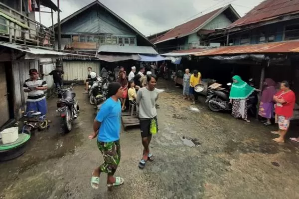 DATA: Aktivitas sehari-hari warga Pasar Batuah. Sengketa mereka dengan Pemko Banjarmasin masih belum selesai. FOTO:WAHYU RAMADHAN/RADAR BANJARMASIN