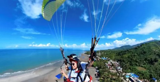 IG/satyawinnie TERBANG: Atlet Paralayang Satyawinnie saat terbang dari Bukit Papake Kotabaru.