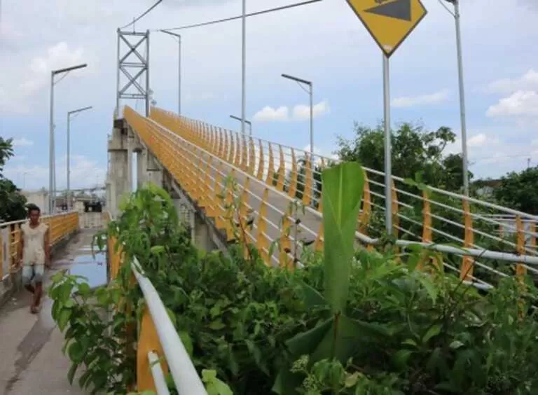 CURAM: Turunan jembatan di sisi Pulau Bromo. Sudah tak terhitung banyaknya pengendara yang menjadi korban kecelakaan tunggal di sini. FOTO: WAHYU RAMADHAN/RADAR BANJARMASIN