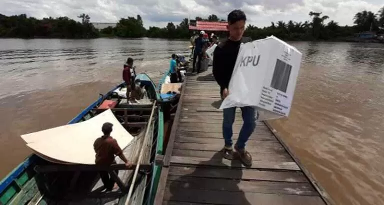 LOGISTIK PEMILU: Distribusi logistik lewat jalur sungai di Kota Banjarmasin, menjelang Pemilu 2020 lalu. Mengikuti infl asi, ongkos Pemilu 2024 dipastikan lebih mahal.FOTO : WAHYU RAMADHAN/RADAR BANJARMASIN