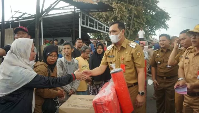 TURUN TANGAN: Wali Kota Banjarbaru, Aditya Mufti Ariffin langsung menyerahkan berbagai bantuan untuk warga yang terdampak musibah kebakaran di Kemuning, Banjarbaru.