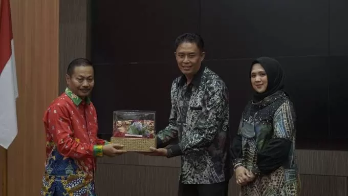 PISAH SAMBUT: Wawali Kota Banjarbaru, Wartono menyerahkan kenang-kenangan kepada pejabat lama Kapolres Banjarbaru, AKBP Nur Khamid yang akan bertugas di wilayah Polda Kalteng.