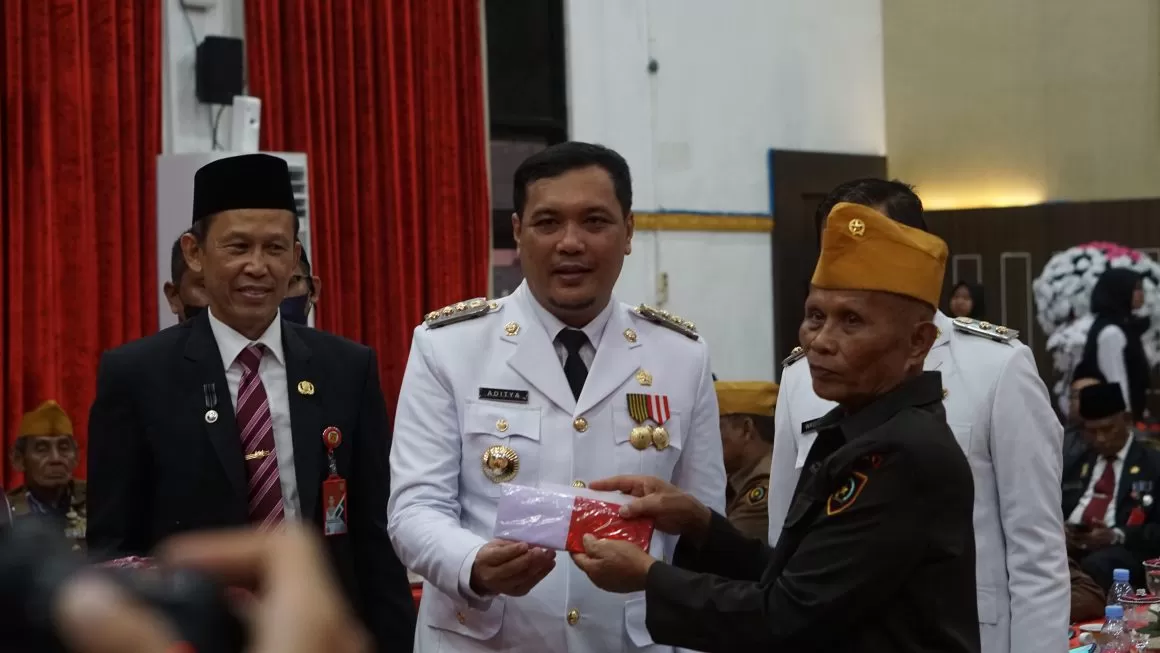 BERIKAN APRESIASI: Wali Kota dan Wawali Kota Banjarbaru menggelar ramah tamah dengan para veteran di momen HUT Kemerdekaan RI