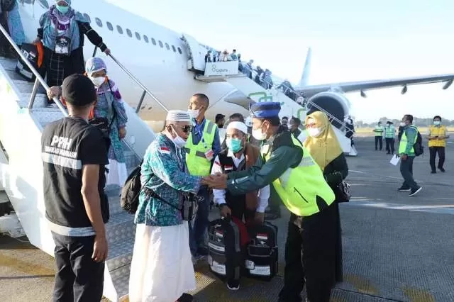 SUKA CITA : Bupati Tala HM Sukamta menyambut para jemaah haji asal Kabupaten Tala di Bandara Internasional Syamsuddin Noor Banjarbaru, Jumat (29/7) pagi. | Foto : PROKOPIM FOR RADAR BANJARMASIN